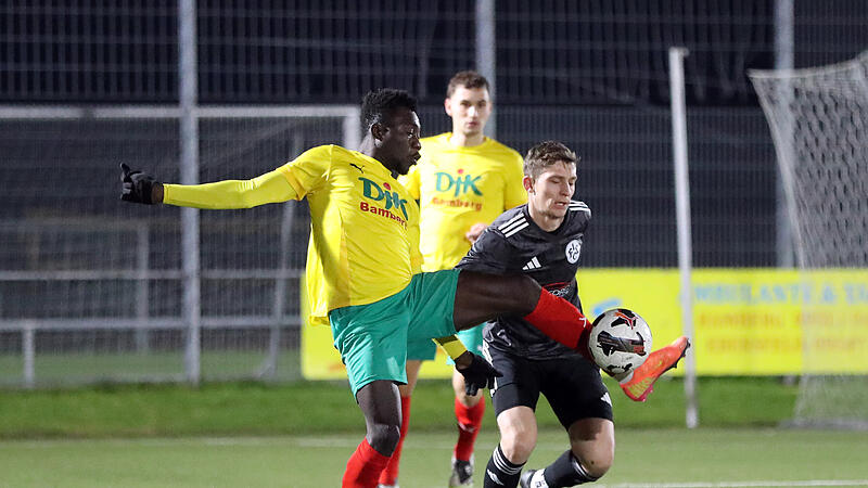 Yaya Tontongou von der DJK Bamberg kommt vor Felix Lausch vom FC Lichtenfels an den Ball.
