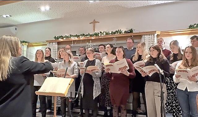 Gemeinsamer Auftritt: Männerchor und KlangALLEe. Gemeinsamer Auftritt: Männerchor und KlangALLEe.