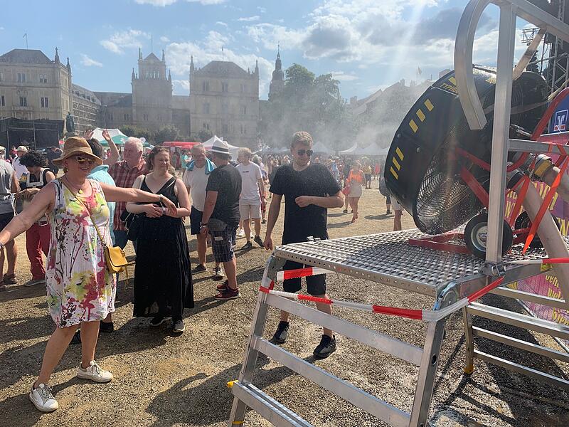 Herrliche Abk&uuml;hlung beim Samba-Festival - der Coburger Feuerwehr sei Dank