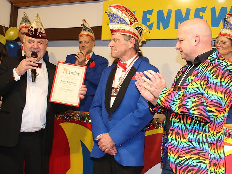 Hohe Auszeichnung: Klaus M&uuml;ltner (links) &uuml;berreichte den &bdquo;Till von Franken&ldquo; an den Sitzungspr&auml;sidenten Helmut Schlembach (Mitte). B&uuml;rgermeister Michel Kastl (rechts), der die Laudatio zum Teil gehalten hatte, freute sich mit.