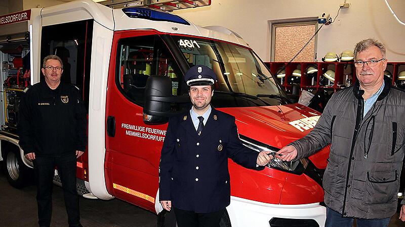 Strahlende und zufriedene Gesichter gab es, als B&uuml;rgermeister Helmut Dietz (rechts) den Fahrzeugschl&uuml;ssel f&uuml;r Florian 46/1 an den Kommandanten Manuel Finzel &uuml;bergab. Links Kreisbrandrat Ralf Dressel