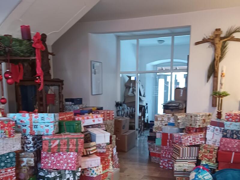 Die Spendenbereitschaft lässt nach wie vor nicht nach: Unzählige Päckchen spendeten die Hallerndorfer für Menschen in der Ukraine zu Weihnachten.Forchheim & Fränkische Schweiz Die Spendenbereitschaft lässt nach wie vor nicht nach: Unzählige Päckchen spendeten die Hallerndorfer für Menschen in der Ukraine zu Weihnachten.Forchheim & Fränkische Schweiz