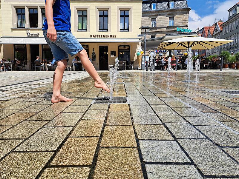 Levi (7) ist mit seiner Mutter auf Heimatbesuch in Coburg. Die Wasserspiele am Albertsplatz findet er super.