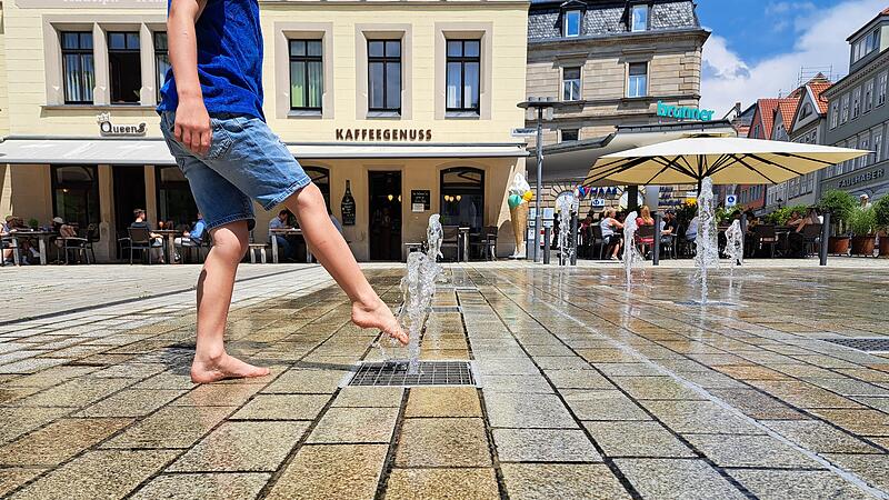 Levi (7) ist mit seiner Mutter auf Heimatbesuch in Coburg. Die Wasserspiele am Albertsplatz findet er super. Levi (7) ist mit seiner Mutter auf Heimatbesuch in Coburg. Die Wasserspiele am Albertsplatz findet er super.