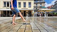 Levi (7) ist mit seiner Mutter auf Heimatbesuch in Coburg. Die Wasserspiele am Albertsplatz findet er super. Levi (7) ist mit seiner Mutter auf Heimatbesuch in Coburg. Die Wasserspiele am Albertsplatz findet er super.