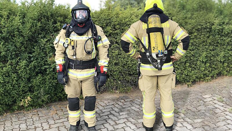 Die volle Montur, die ein Feuerwehrmann im Einsatz trägt, erfüllt verschiedene Funktionen. Am wichtigsten sind eine gute Sichtbarkeit der Einsatzkräfte auch bei Nacht und der Schutz vor Hitze und giftigen Rauchgasen Die volle Montur, die ein Feuerwehrmann im Einsatz trägt, erfüllt verschiedene Funktionen. Am wichtigsten sind eine gute Sichtbarkeit der Einsatzkräfte auch bei Nacht und der Schutz vor Hitze und giftigen Rauchgasen