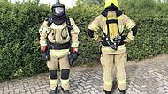 Die volle Montur, die ein Feuerwehrmann im Einsatz trägt, erfüllt verschiedene Funktionen. Am wichtigsten sind eine gute Sichtbarkeit der Einsatzkräfte auch bei Nacht und der Schutz vor Hitze und giftigen Rauchgasen Die volle Montur, die ein Feuerwehrmann im Einsatz trägt, erfüllt verschiedene Funktionen. Am wichtigsten sind eine gute Sichtbarkeit der Einsatzkräfte auch bei Nacht und der Schutz vor Hitze und giftigen Rauchgasen
