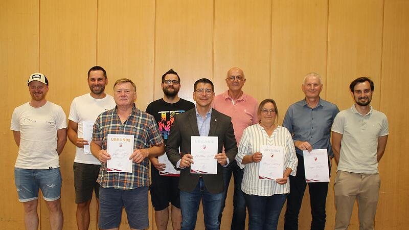 Die beiden stellvertretenden Vorsitzenden Patrick Wehner (links) und Simon Schottdorf (rechts) gratulieren den Geehrten Mario Fröhlich, Günter Hüttl, Tobias Häfner, Matthias Hüttl, Roland Mayer, Margot Schottdorf und Jürgen Börtlein.