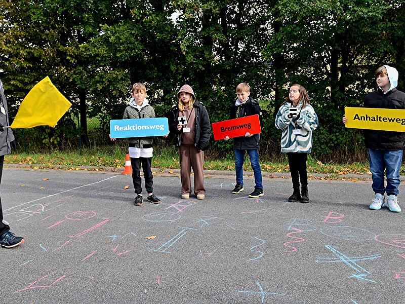 „Reaktionsweg plus Bremsweg ergibt Anhalteweg“: Diese Formel konnten die Schulkinder am Ende sogar auswendig aufsagen. „Reaktionsweg plus Bremsweg ergibt Anhalteweg“: Diese Formel konnten die Schulkinder am Ende sogar auswendig aufsagen.