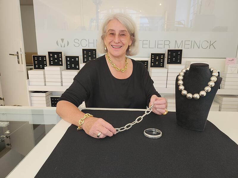 Ute Meinck mit Schmuck von Giovanni Raspini.