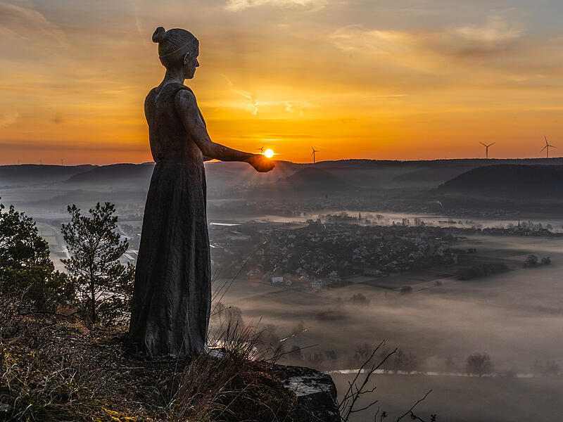 Das Bild zeigt Amalberga, eine der geheimnisvollen Figuren, bei Sonnenaufgang. Dieser Blickwinkel ist nur wenige Wochen im Jahr m&ouml;glich, wenn der Sonnenaufgang noch nicht zu weit nach Osten gewandert ist.