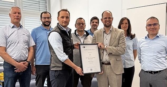 Jubil&auml;umsurkunde der IHK f&uuml;r GKN: (von links) Betriebsratsvorsitzender Mirko Metz, Christoph Sauren, Werkleiter Thomas Schaab, Harald J&ouml;rg, Stefan Zeier (Gesch&auml;ftsf&uuml;hrer GKN Powder Metallurgy GmbH), Jan-Markus Momberg (IHK), Marion F&ouml;rg und Robert...