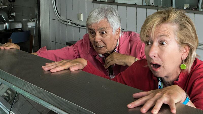 „Mr. Pilks Irrenhaus“: Szene mit Annegret Schüppler (links) und Gitta Hofrichter „Mr. Pilks Irrenhaus“: Szene mit Annegret Schüppler (links) und Gitta Hofrichter