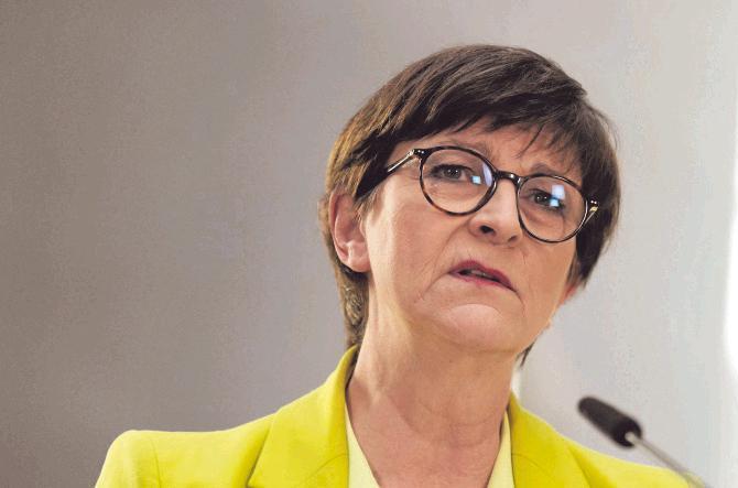 Saskia Esken steht in der Kritik. Ihre Wiederwahl zur SPD-Chefin ist gef&auml;hrdet.