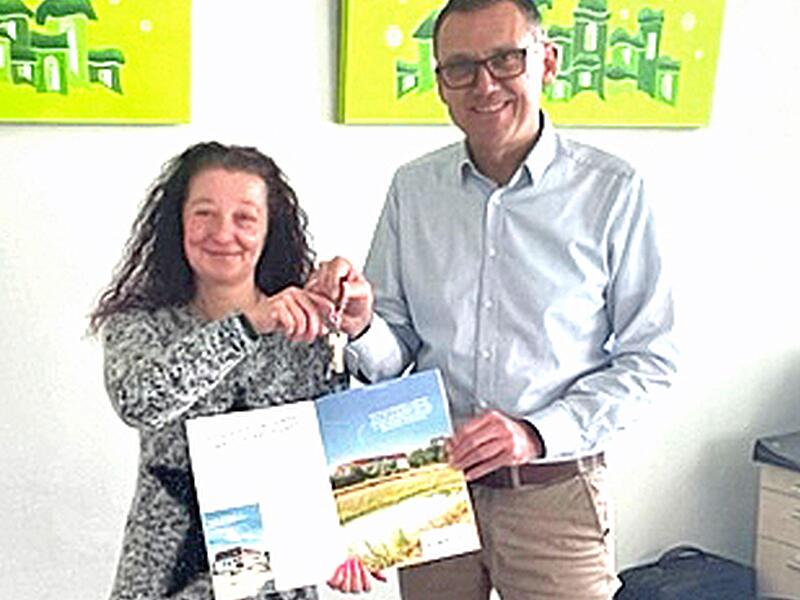 Die erste Bewohnerin zog bereits ein. Unsere Foto zeigt die Schlüsselübergabe mit Röttenbachs Bürgermeister Ludwig Wahl.