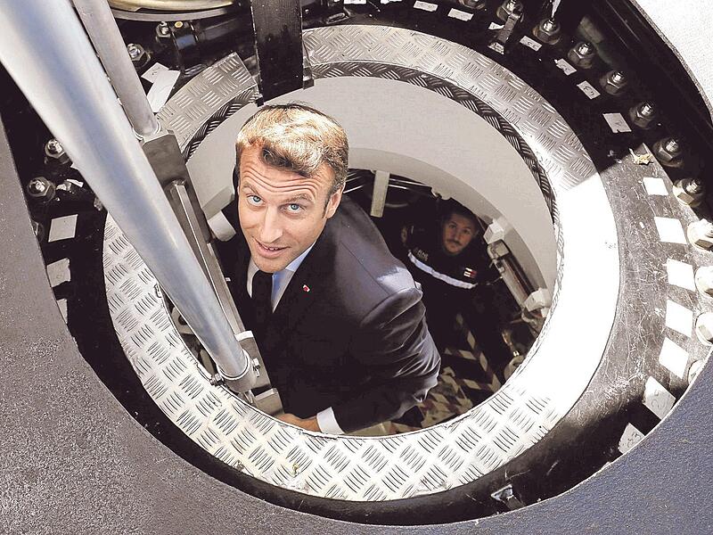 Frankreichs Präsident Emmanuel Macron steigt aus dem neuen französischen Atom-U-Boot „Suffren“.    Frankreichs Präsident Emmanuel Macron steigt aus dem neuen französischen Atom-U-Boot „Suffren“.   