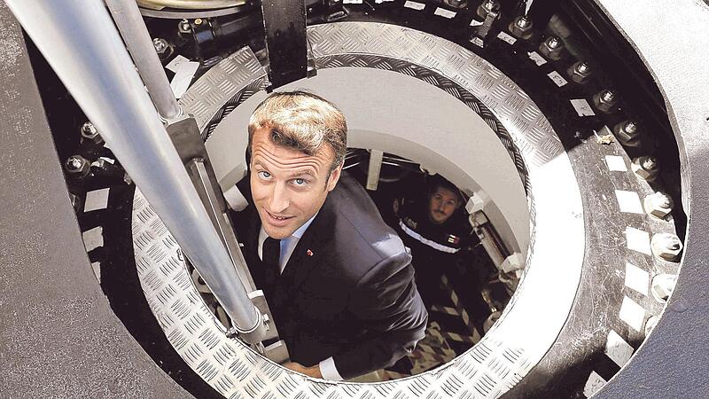 Frankreichs Pr&auml;sident Emmanuel Macron steigt aus dem neuen franz&ouml;sischen Atom-U-Boot &bdquo;Suffren&ldquo;.   