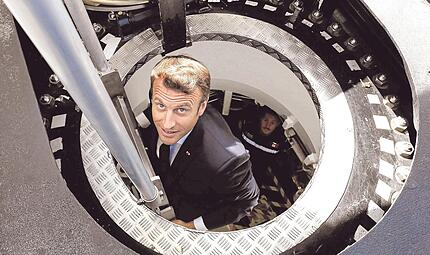 Frankreichs Pr&auml;sident Emmanuel Macron steigt aus dem neuen franz&ouml;sischen Atom-U-Boot &bdquo;Suffren&ldquo;.   