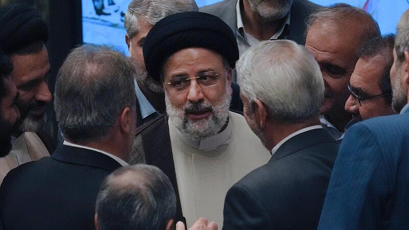 Ebrahim Raisi, Pr&auml;sident des&nbsp;Iran, wird von einer Gruppe von Abgeordneten umringt