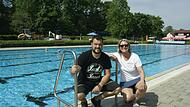 Team Redwitz: Badleiter Michael Hanke und Rettungsschwimmerin Nadja Mrossek, Freibad Redwitz, freuen sich auf das neue Edelstahlbecken, dennoch belasten Energie- und Instandhaltungskosten das Bad.