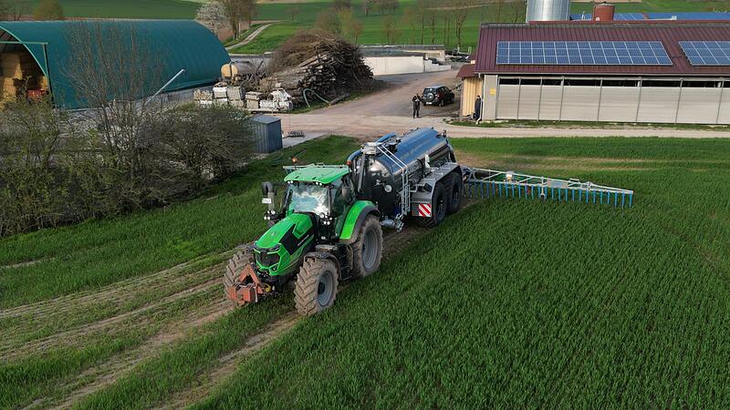 Mittels bodennaher Technik wird der Dünger aufgetragen. Mittels bodennaher Technik wird der Dünger aufgetragen.