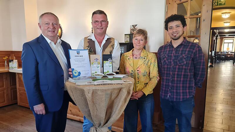 Erfreute Gesichter bei der Preisverleihung: (von links) Landrat Thomas Bold, Rainer Bühner von der Rösterei Bühner, Doris Pokorny, Leiterin der Bayerischen Verwaltungsstelle und Axel Arteaga aus der Partner-Biosphärenreservat in Peru.