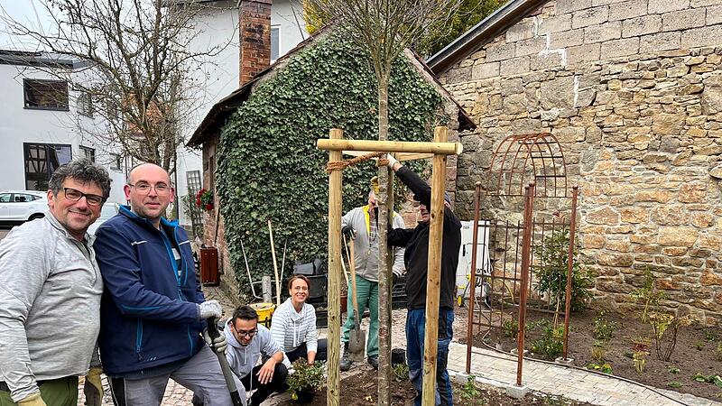 Ehrenamtliche des Obst- und Gartenbauvereins haben vor Kurzem das &bdquo;Roseng&auml;rtchen&ldquo; fertiggestellt. Es wird seine ganze Sch&ouml;nheit im n&auml;chsten Fr&uuml;hling entfalten. Gef&ouml;rdert wurde das Projekt mit Mitteln des Regionalbudgets.