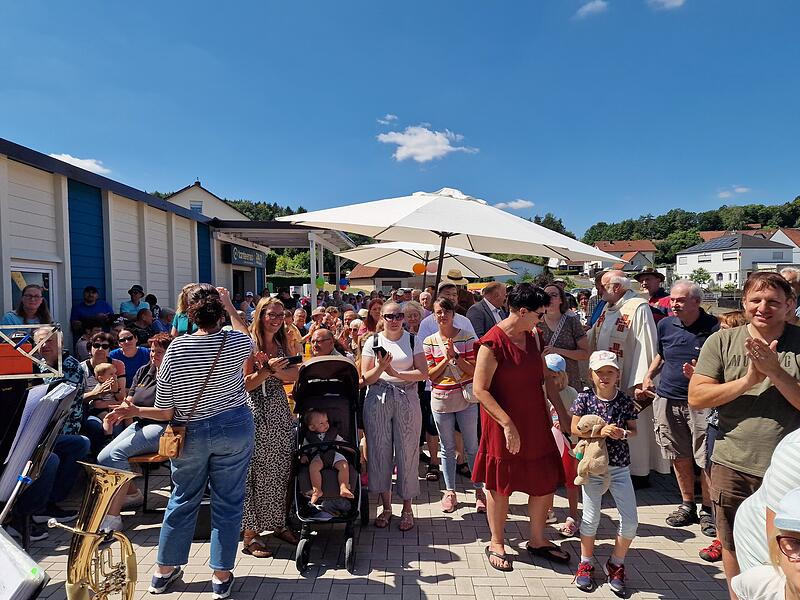 Er&ouml;ffnungsfestTante-Enso-Laden in PremichEr&ouml;ffnungsfestTante-Enso-Laden in Premich