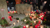 Zahlreiche Menschen legten am Säumarkt in Lichtenfels Blumen ab und zündeten Kerzen an, um der getöteten Blumenverkäuferin zu gedenken