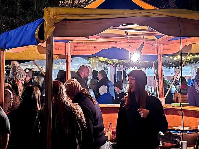Die Schlossweihnacht in Adelsdorf war gut besucht. Stände mit Spezialitäten und Kunsthandwerk boten Besuchern einiges. Die Schlossweihnacht in Adelsdorf war gut besucht. Stände mit Spezialitäten und Kunsthandwerk boten Besuchern einiges.