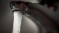 Trinkwasser läuft aus einem Wasserhahn