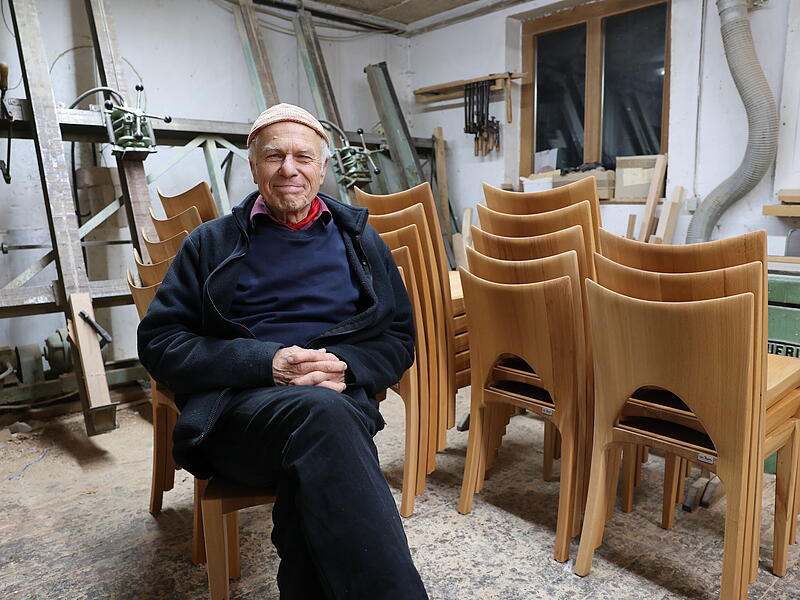 Schreiner Klaus Bartels ist mit seiner Frau Franziska von Thurnau nach Frankreich ausgewandert und betreibt dort eine Kultur-Caf&eacute;-Bar. Seine preisgekr&ouml;nten R&uuml;ckenschmeichler-St&uuml;hle werden aber weiterproduziert.