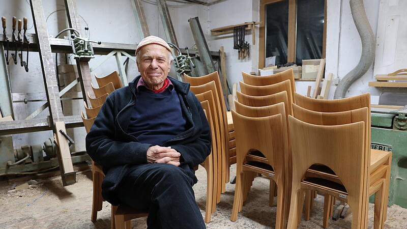 Schreiner Klaus Bartels ist mit seiner Frau Franziska von Thurnau nach Frankreich ausgewandert und betreibt dort eine Kultur-Caf&eacute;-Bar. Seine preisgekr&ouml;nten R&uuml;ckenschmeichler-St&uuml;hle werden aber weiterproduziert.