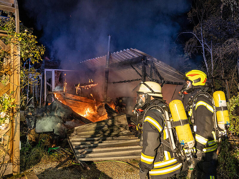 Gartenlaube steht lichterloh in Flammen