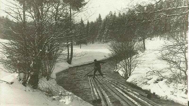 Um 1920 auf dem Doberbach unterhalb von Tschirn bei der Schneeschmelze. Bei den Eins&auml;tzen waren die M&auml;nner vor allem K&auml;lte und N&auml;sse ausgesetzt.