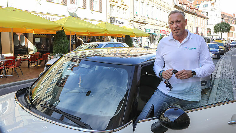 ECO-Trainer Hubertus Lodes wei&szlig;, wie man im Alltag mit einfachen Tricks Sprit spart - auch in der vielbefahrenen Bamberger Innenstadt.