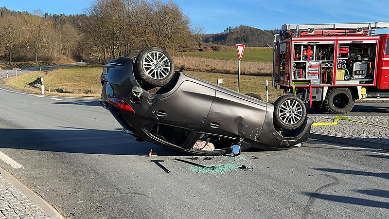 Der 19-J&auml;hrige konnte sich selbst schwerverletzt aus dem Fahrzeug befreien.