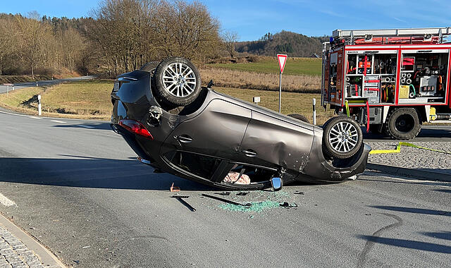 Der 19-J&auml;hrige konnte sich selbst schwerverletzt aus dem Fahrzeug befreien.