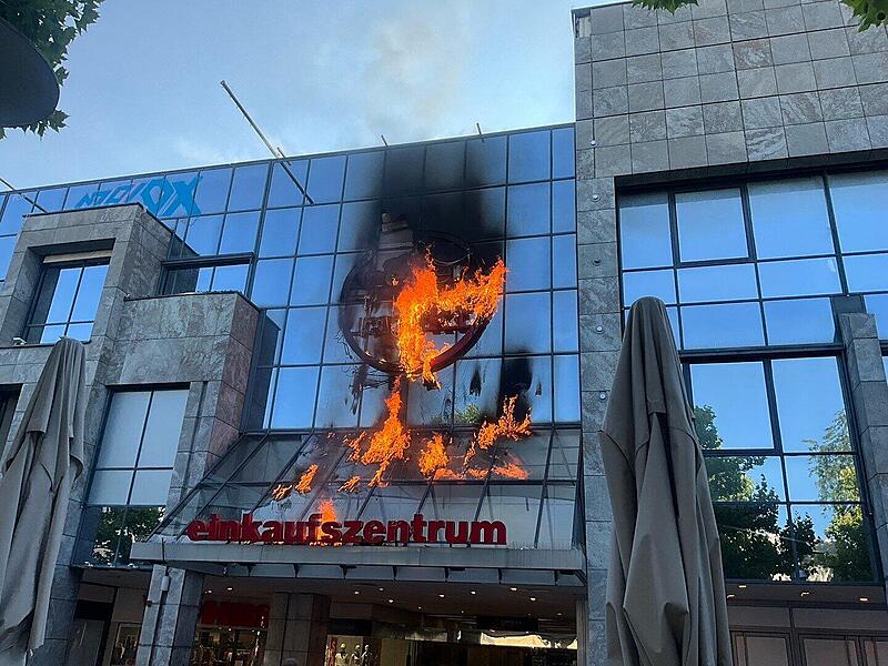 Brand an Fassade am Neuen Markt Erlangen Brand am Einkaufszentrum