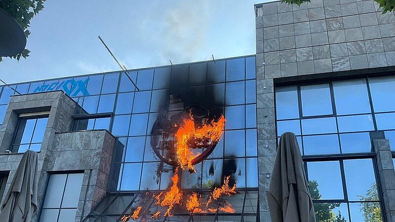 Brand an Fassade am Neuen Markt Erlangen Brand am Einkaufszentrum
