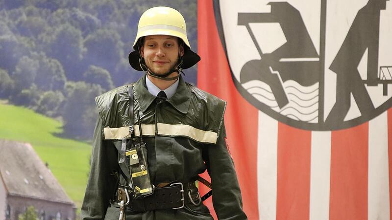 Eine humorvolle Feuerwehr-Modenschau mit Schutzausrüstung aus verschiedenen Jahrzehnten gab es beim Kommersabend in Oberbach. Eine humorvolle Feuerwehr-Modenschau mit Schutzausrüstung aus verschiedenen Jahrzehnten gab es beim Kommersabend in Oberbach.