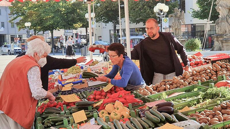 Weil Obst- und Gemüsevermarkter wie Joachim Albrecht  seit Frühjahr höhere Gebühren zahlen, drohen einige damit, Forchheim den Rücken zu kehren.Forchheim & Fränkische Schweiz