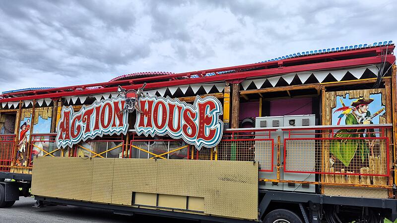 Auf dem Sch&uuml;tzenplatz werden die Fahrgesch&auml;fte aufgebaut.