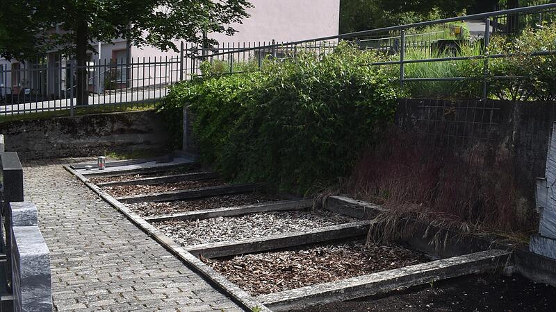 Auf dem Friedhof sind inzwischen viele Gräber freigegeben und könnten in Urnengräber umgewandelt werden. Auf dem Friedhof sind inzwischen viele Gräber freigegeben und könnten in Urnengräber umgewandelt werden.