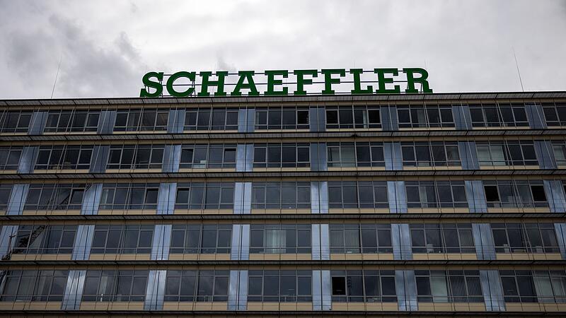 Schaeffler baut europaweit 4700 Stellen ab. F&uuml;r den Standort Schweinfurt wurden nun konkrete Zahlen &ouml;ffentlich. In Herzogenaurach sind noch keine genaueren Details zum wirklichen Umfang des Stellenabbaus bekannt.