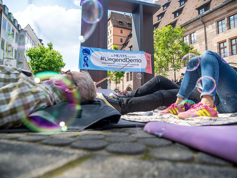 &laquo;Liegend-Demos&raquo; zum &laquo;International ME/CFS Awareness Day&raquo;