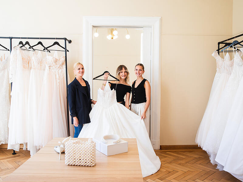 (v. l. n. r.): Celina, Leonie und Martina Wucher beraten bald in ihrem Brautladen Love Edit Bridalstore in der Hainstra&szlig;e in Bamberg Frauen bei der Wahl ihrer Hochzeitskleider.