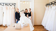 (v. l. n. r.): Celina, Leonie und Martina Wucher beraten bald in ihrem Brautladen Love Edit Bridalstore in der Hainstra&szlig;e in Bamberg Frauen bei der Wahl ihrer Hochzeitskleider.