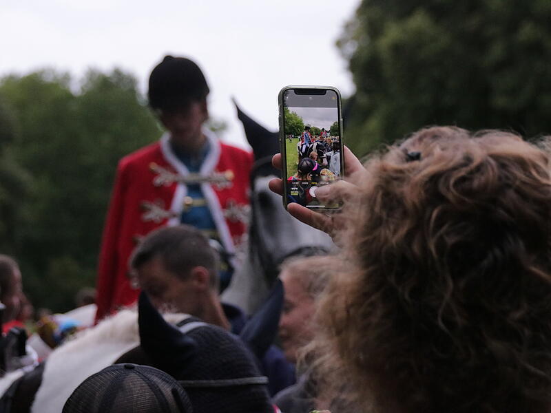Viele Besucher wollten nach dem Auftritt ein Foto von den Pferden und ihren Reiterinnen.