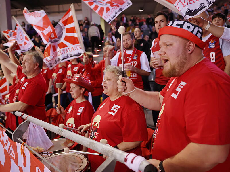 Marco Bolz (Erster von rechts) und Ronni Arendt (Zweite von rechts) vom Fanclub "Faszination Basketball Bamberg" trommeln seit Jahrzehnten bei den Spielen der Bamberg Baskets.